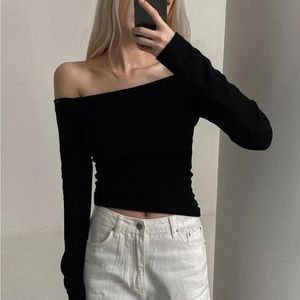 Off the shoulder tee